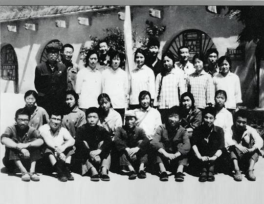 1975年，时任梁家河大队党支部书记习近平（后排右三）和北京及本地知青。