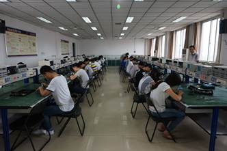 整洁的实验室和认真的同学(通信支部 梁勇)